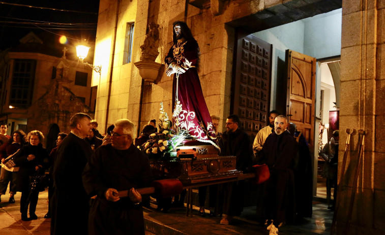 La lluvia dejó salir la procesión del Nazareno en Vilanova