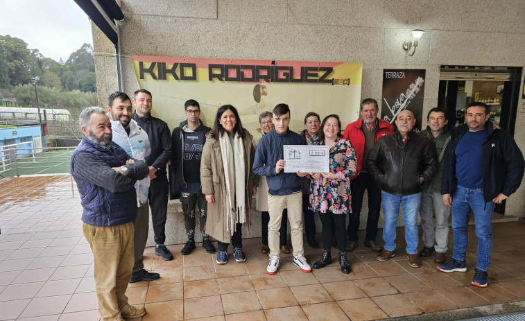 Meis entrega los fondos de la andaina solidaria en favor del deportista Kiko Rodríguez