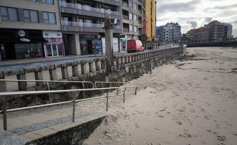 El Concello moverá 9.580 metros cúbicos de arena en Silgar para recuperar el perfil de la playa