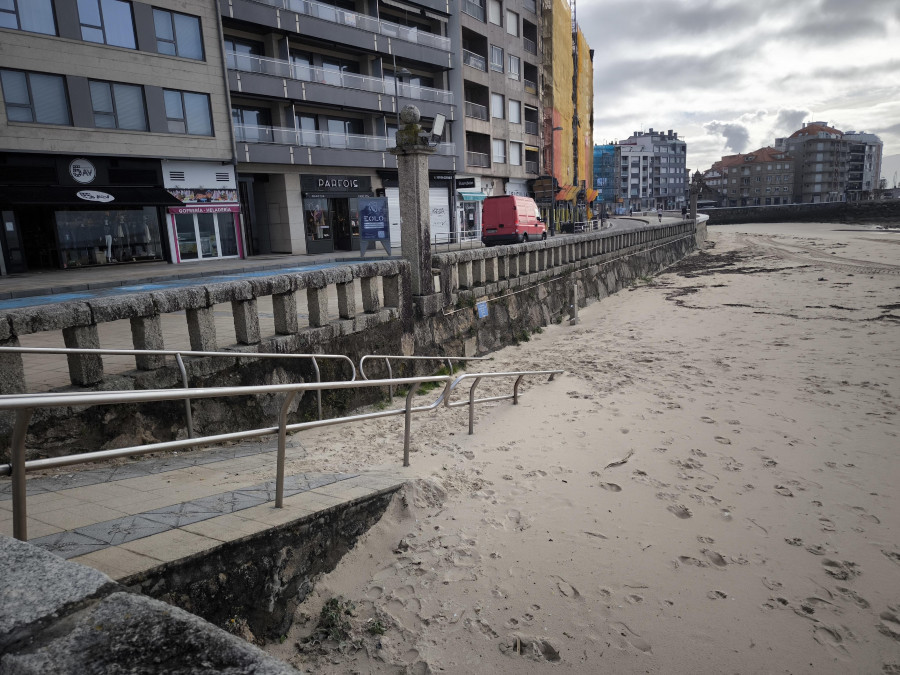 El Concello moverá 9.580 metros cúbicos de arena en Silgar para recuperar el perfil de la playa