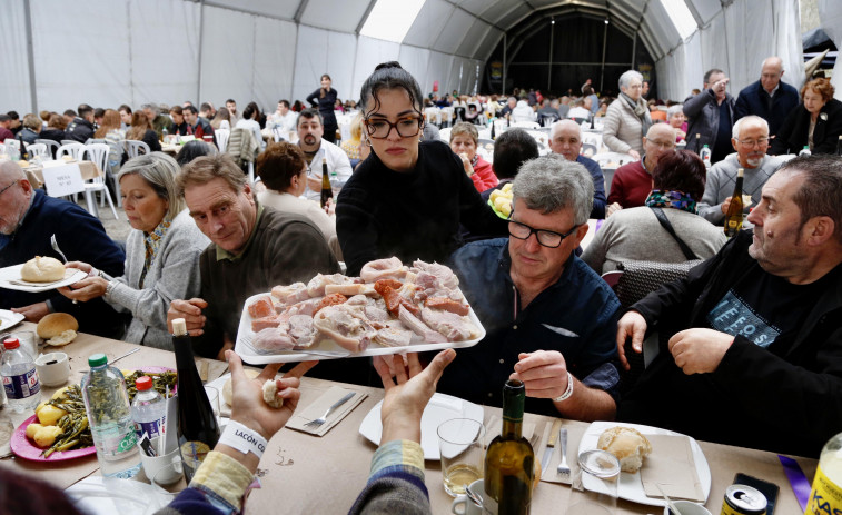 La Festa do Lacón con Grelos de Cuntis agota existencias con más de 2.500 comensales y entierra al Chapante