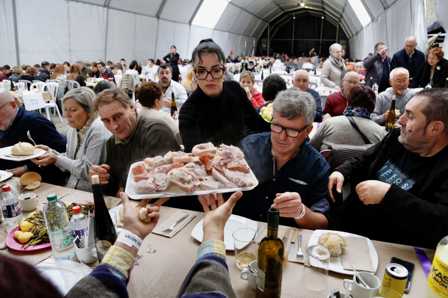 La Festa do Lacón con Grelos de Cuntis agota existencias con más de 2.500 comensales y entierra al Chapante