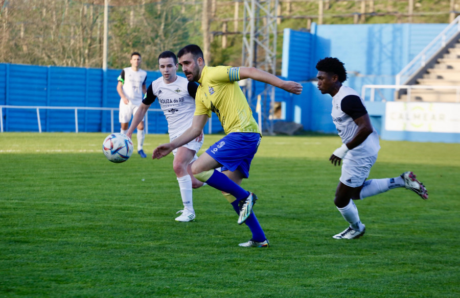 El Cambados suma un punto con un golazo de Jacobo en el saque inicial