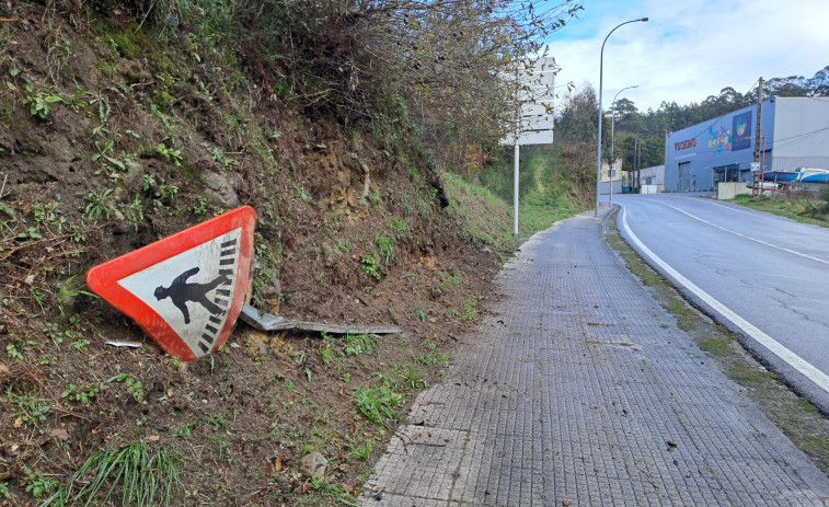 El piloto del coche accidentado en Boiro dijo que se ausentó para buscar un teléfono con que avisar