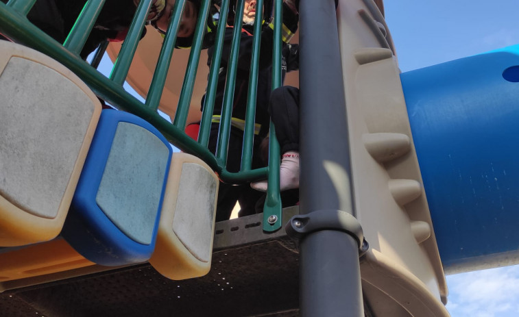 Rescatan a una niña atrapada por una rodilla entre unos barrotes del juego combinado del parque infantil de Abesadas