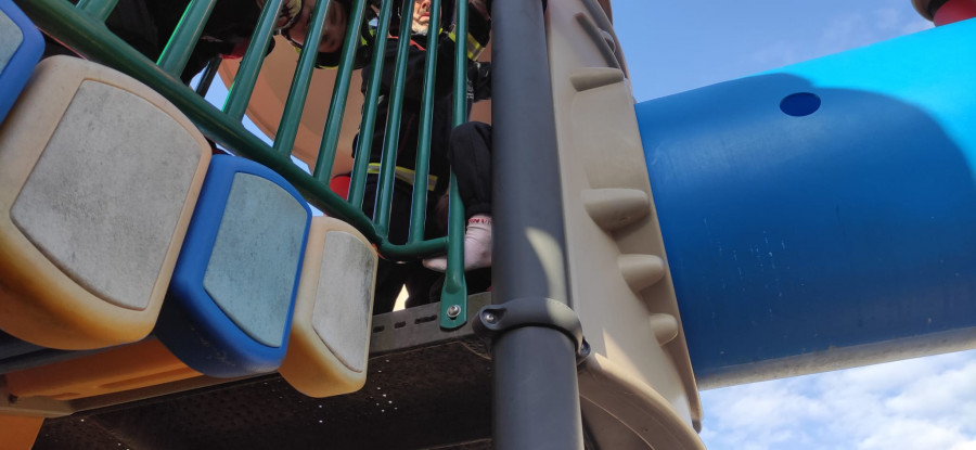 Rescatan a una niña atrapada por una rodilla entre unos barrotes del juego combinado del parque infantil de Abesadas