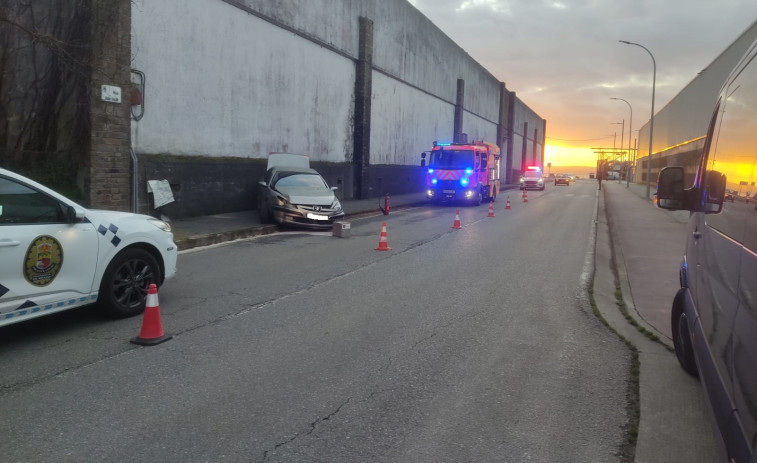 Tres heridos leves al chocar un coche contra los almacenes contiguos a la depuradora de Ferrazo