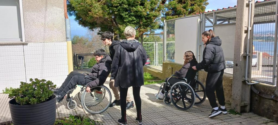 Los alumnos del IES Monte da Vila se ponen en la piel de personas con discapacidad con Cogami