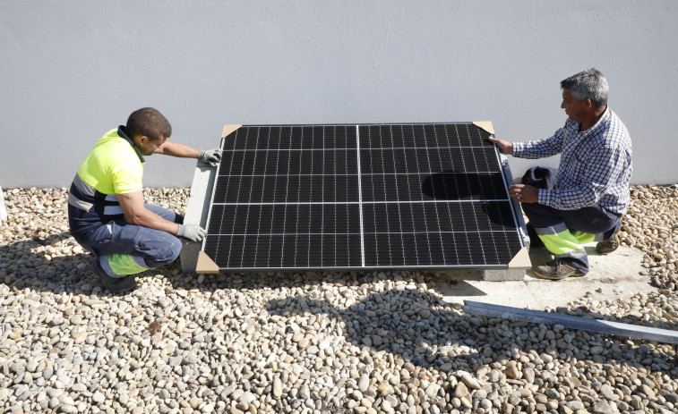 A Bouza estrena placas solares que completan el cambio a energías renovables del Concello de A Illa