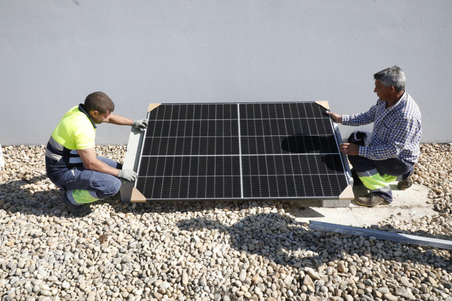 A Bouza estrena placas solares que completan el cambio a energías renovables del Concello de A Illa