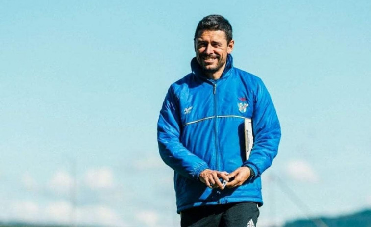 Dani Fernández, un ojeador del Real Betis en el banquillo de A Senra