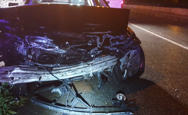 Un coche derriba parte de un murete en Cambados