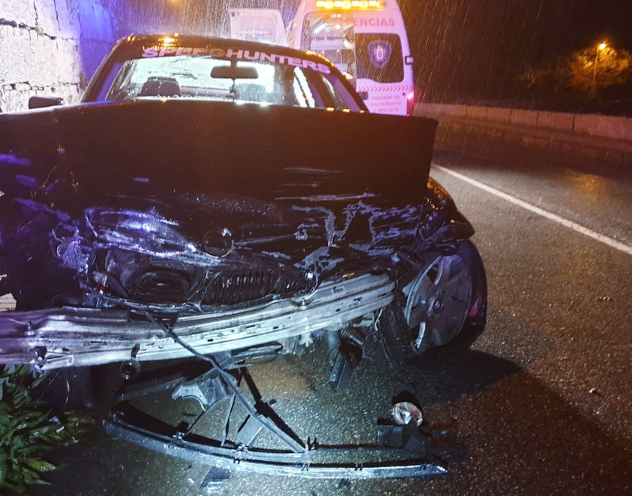 Un coche derriba parte de un murete en Cambados