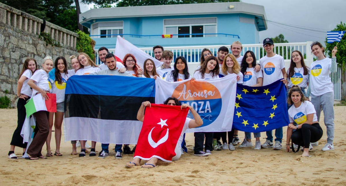 Participantes en una de las actividades que los integrantes de Arousa Moza organizan durante el año  Cedida