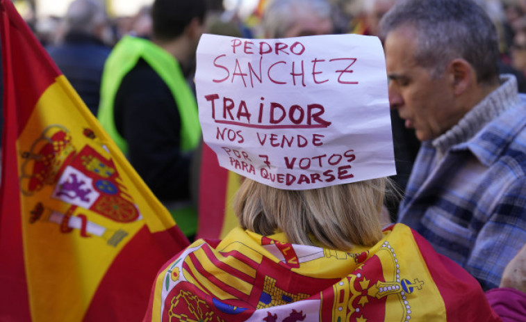 Unas 500 personas se manifiestan contra la ley de amnistía y Sánchez