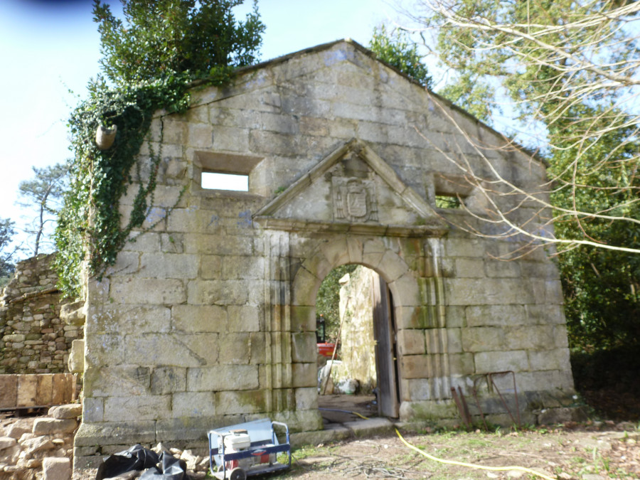 La capilla de Cortegada, al descubierto en plena rehabilitación