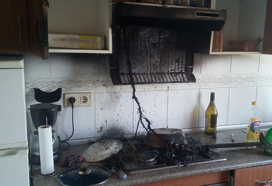 Una sartén al fuego de una cocina causó el incendio de una campana extractora en un céntrico piso de Ribeira