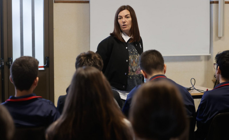 Ledicia Costas visita el colegio Filipenses para hablar de su libro “O corazón de Xúpiter”