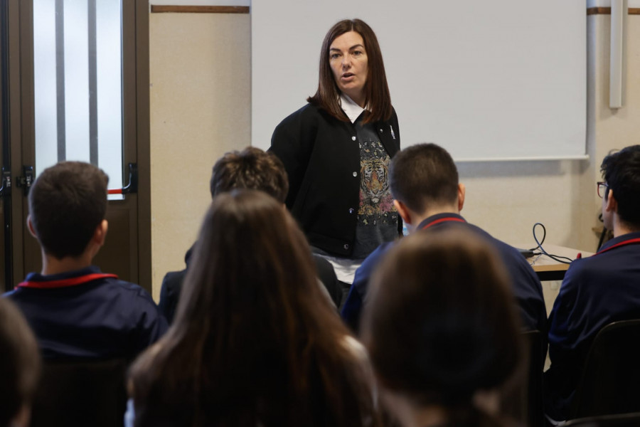 Ledicia Costas visita el colegio Filipenses para hablar de su libro “O corazón de Xúpiter”