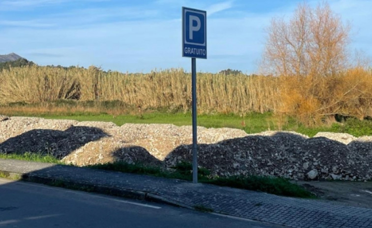 El PP de Ribeira reprocha al Gobierno local la ocupación con escombros y otros residuos del aparcamiento disuasorio de Deán Grande