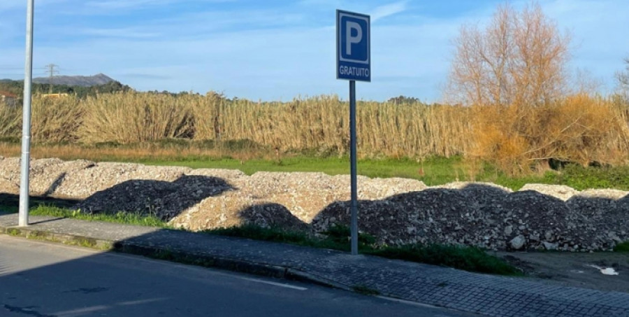 El PP de Ribeira reprocha al Gobierno local la ocupación con escombros y otros residuos del aparcamiento disuasorio de Deán Grande