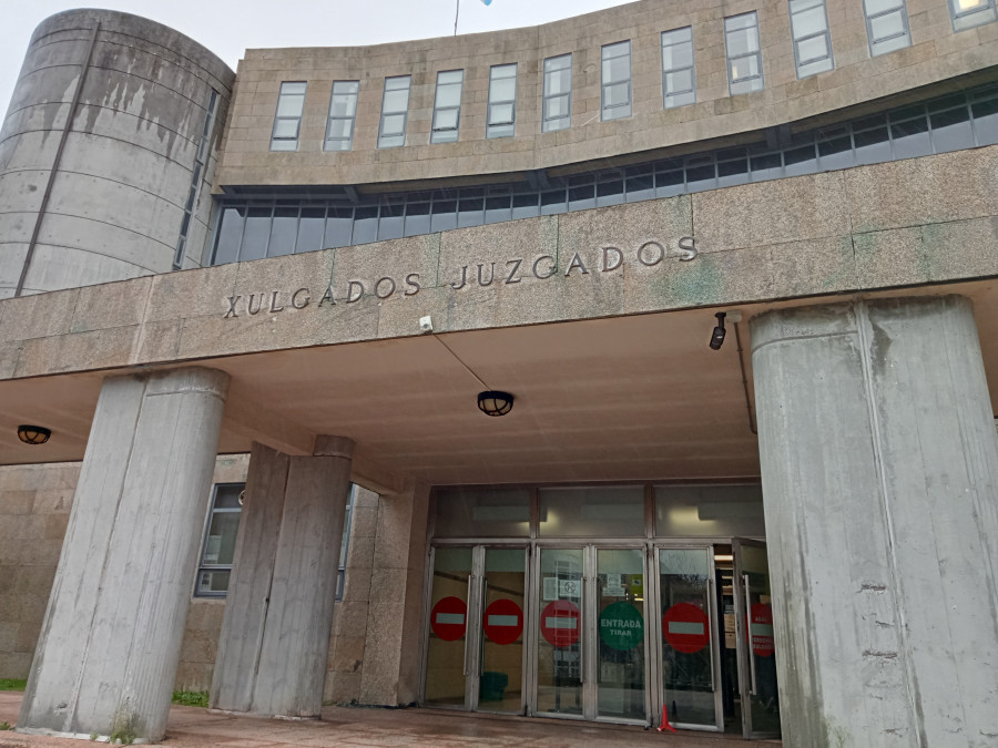 Piden tres años y medio de cárcel para 4 acusados de estafar a un vecino de Ribeira para apropiarse de una finca en Boiro
