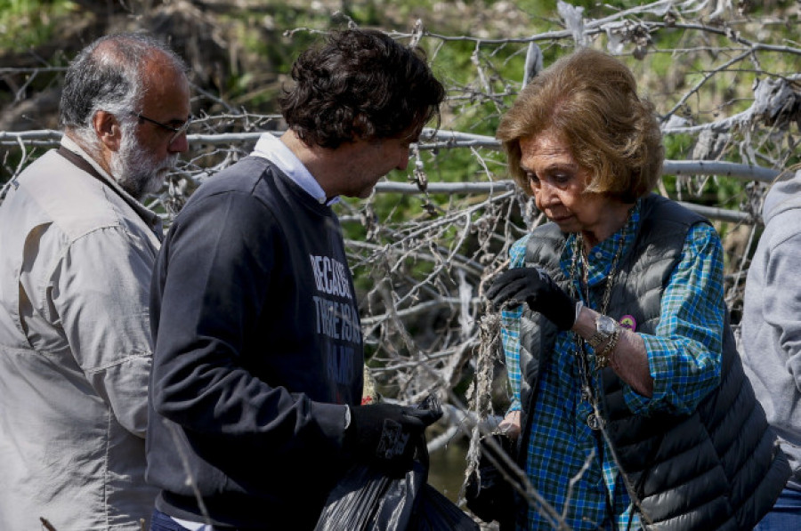 La reina Sofía, una voluntaria más para recoger basura del río Manzanares