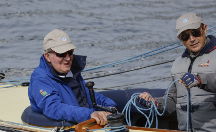 Juan Carlos I y la infanta Elena salen a navegar, por primera vez este año, por la Ría de Pontevedra