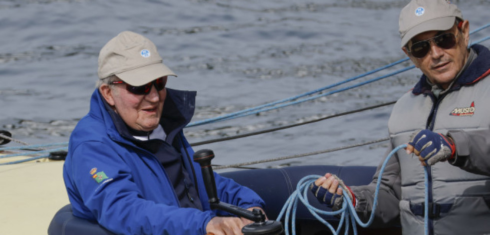 El rey Juan Carlos regresa a Sanxenxo para competir en la Liga española de 6 metros