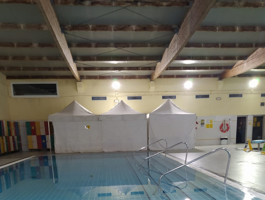 Los usuarios de la piscina se quejan de que el agua está fría