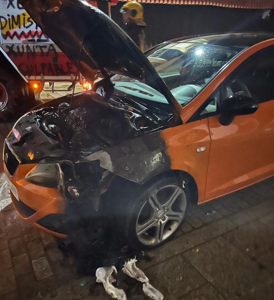 Arde parcialmente un coche aparcado en la Rúa Cruceiro, en el casco urbano de Boiro