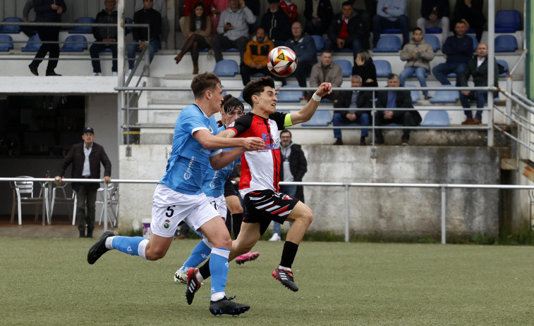 El Arosa juvenil perdona al líder