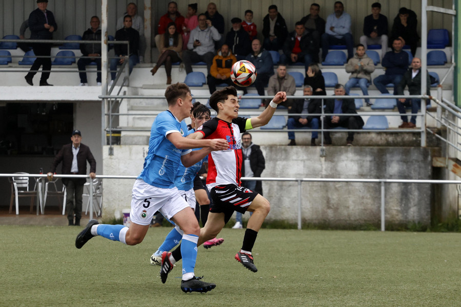 El Arosa juvenil perdona al líder