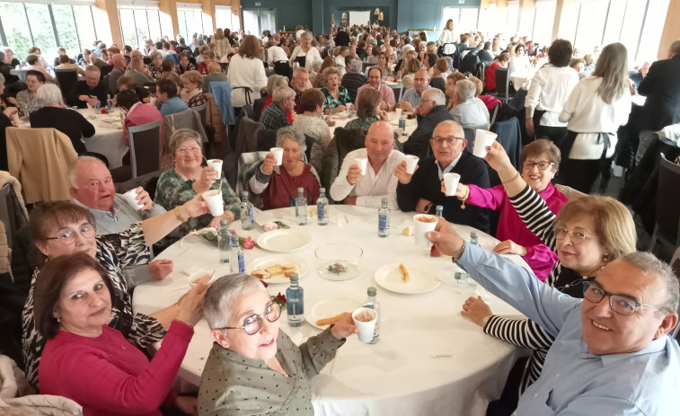 Unos 400 mayores de Ribeira asisten a la tradicional chocolatada que Amas de Casa impulsa para homenajearlos