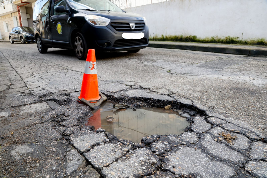 Quejas en Carril por un peligroso bache en Extramuros