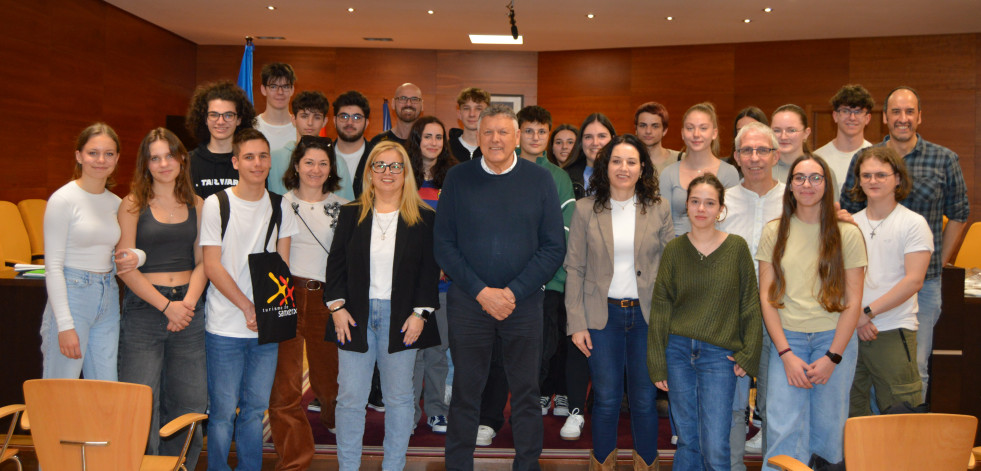 El Concello da la bienvenida a los alumnos de  intercambio del IES Sanxenxo con Austria