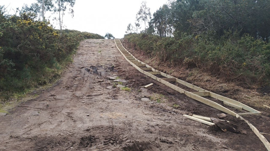 Las obras en los acceso al mirador de la Cruz de Xiabre ya dejan ver la futura escalera