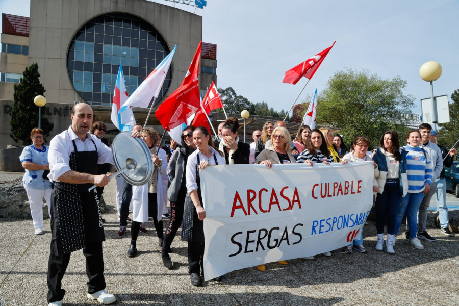 El personal de cocina del Hospital do Salnés se moviliza para que le paguen las nóminas