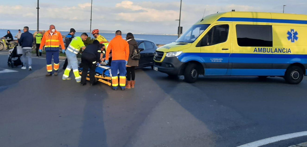 Trasladado en ambulancia al Hospital do Barbanza un ciclista herido en un accidente en Ribeira