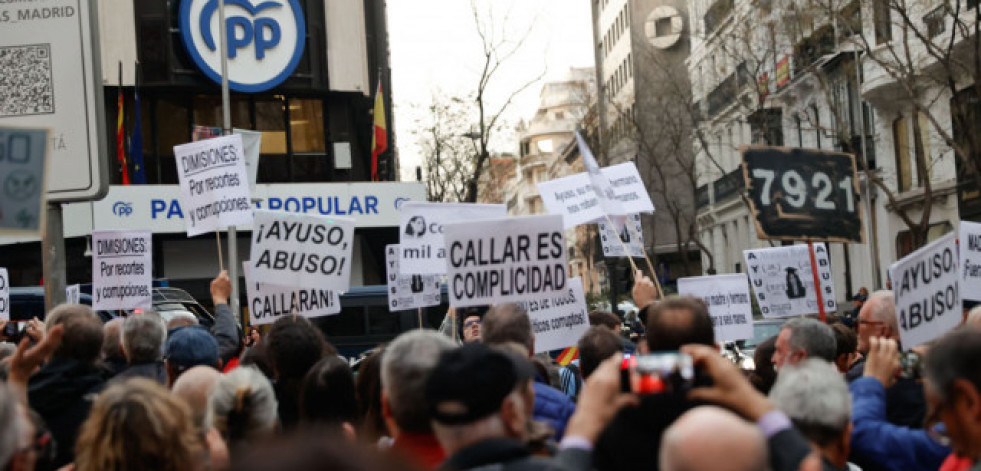 Cientos de personas se concentran ante la sede del PP para pedir la dimisión de Ayuso