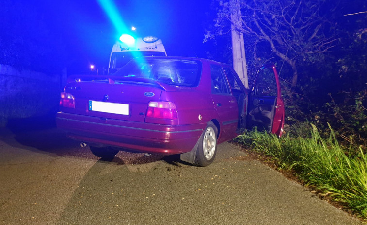 Dos heridos en Cambados tras salirse un coche de la carretera y chocar contra una farola