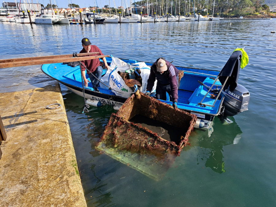 Retiran más de dos toneladas de basura de los fondos del puerto de Portonovo