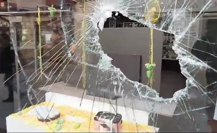 Perpetran un robo en una céntrica tienda de Ribeira tras romper su escaparate con una pesada losa de granito