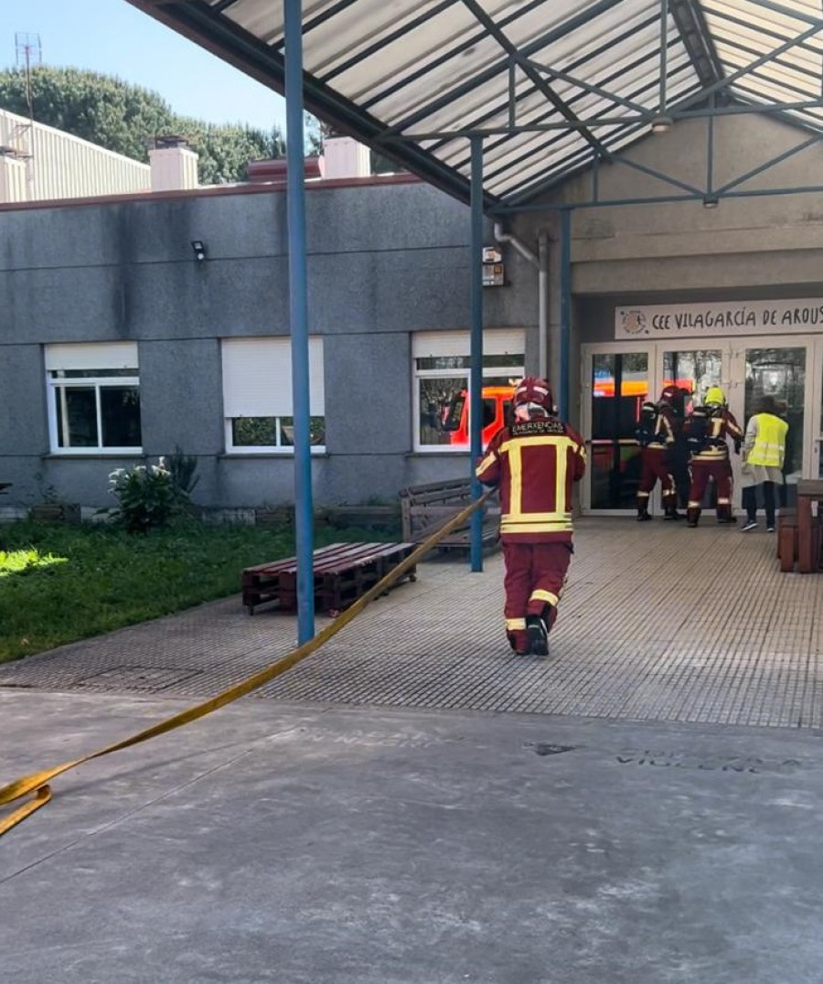 Así fue el simulacro de incendios en el Centro de Educación Especial de Vilagarcía