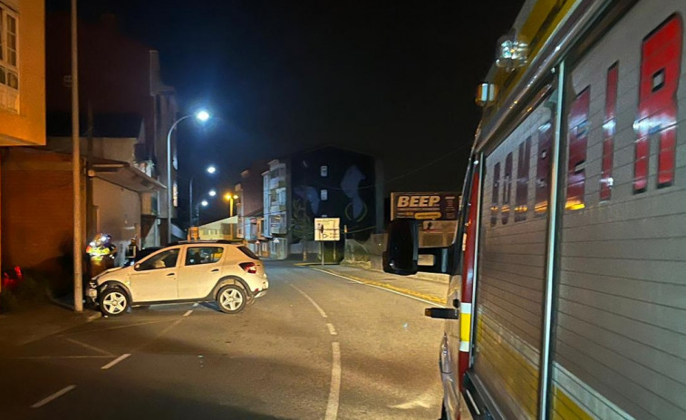 Un conductor se da a la fuga tras un accidente de tráfico en la Rúa Arcos Moldes de Rianxo