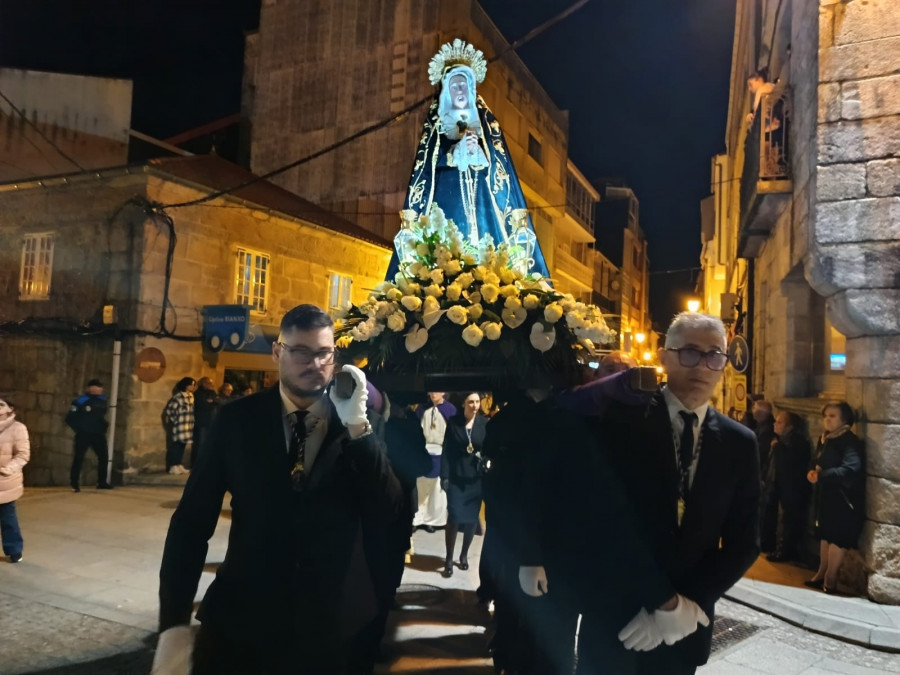 Cristina Brión se convierte en la primera mujer portadora de la imagen de La Dolorosa en la procesión de Rianxo