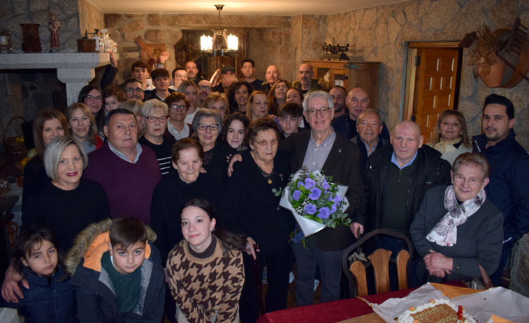 Manuela Eiras se suma al club de las centenarias de Valga celebrando su día con una gran fiesta familiar