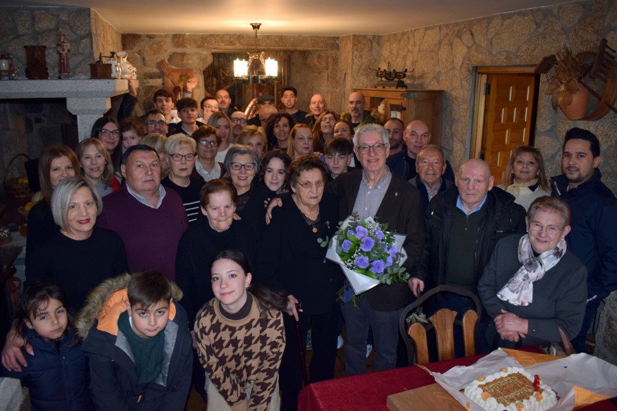 Manuela Eiras se suma al club de las centenarias de Valga celebrando su día con una gran fiesta familiar