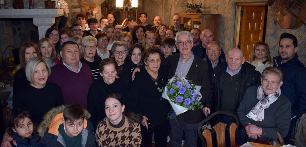 Manuela Eiras se suma al club de las centenarias de Valga celebrando su día con una gran fiesta familiar