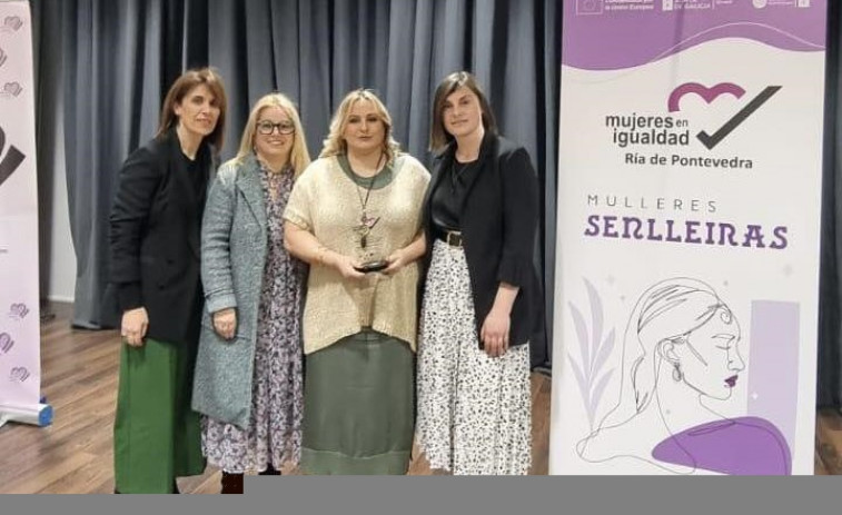 La vicepresidenta de la Praza de Portonovo, Loli Alarcón, recibe el I premio de Mulleres Senlleiras